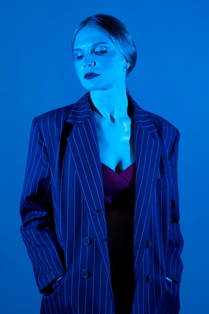 Foto gratuita retrato de mujer con efectos visuales de luces azules.