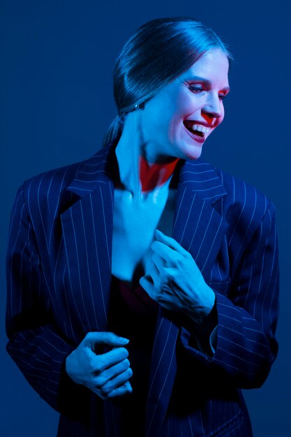 Retrato de mujer con efectos visuales de luces azules.