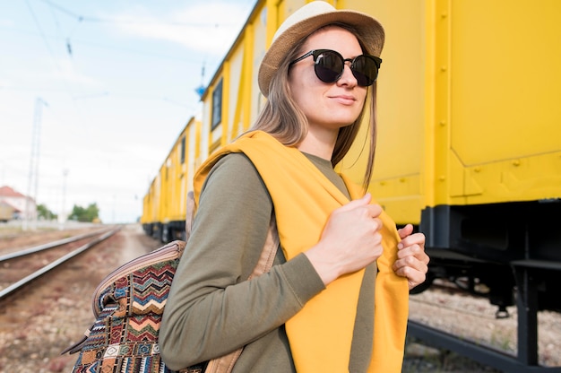 Foto gratuita retrato de mujer elegante con gafas de sol y sombrero