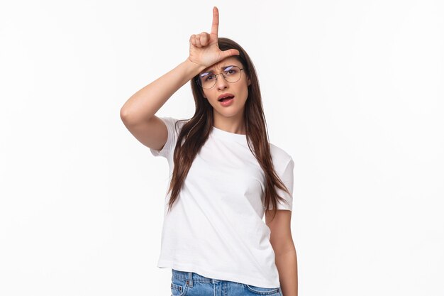 Retrato de mujer elegante joven arrogante y atrevida, confiada en gafas