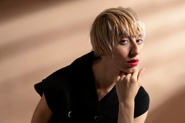 Retrato de mujer elegante posando en un traje de moda