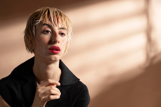 Foto gratuita retrato de mujer elegante posando en un traje de moda