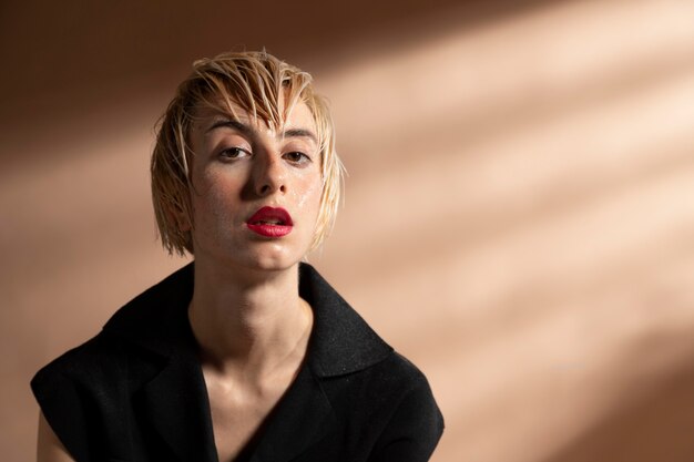 Retrato de mujer elegante posando en un traje de moda