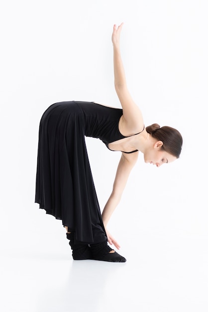 Foto gratuita retrato de mujer elegante realizando danza