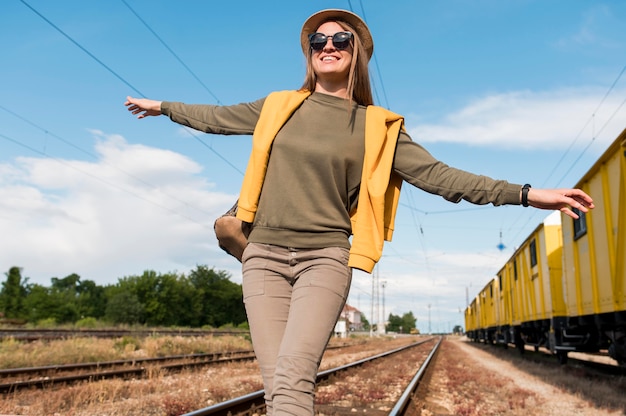 Foto gratuita retrato de mujer elegante con sombrero y gafas de sol