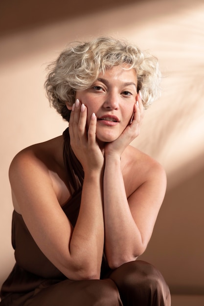 Retrato de mujer elegante con vestido corto