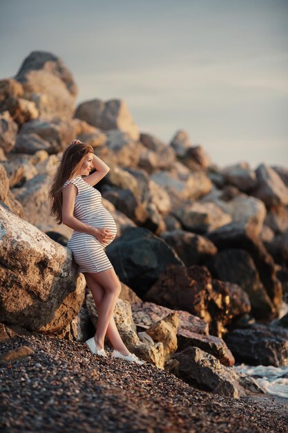 Retrato de mujer embarazada al aire libre