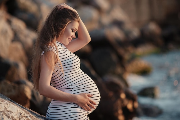 Foto gratuita retrato de mujer embarazada al aire libre