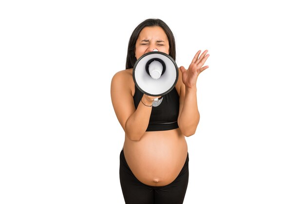 Retrato de mujer embarazada gritando con megáfono