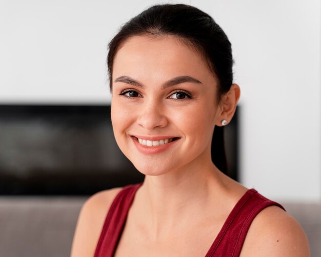 Retrato de mujer embarazada joven sonriente