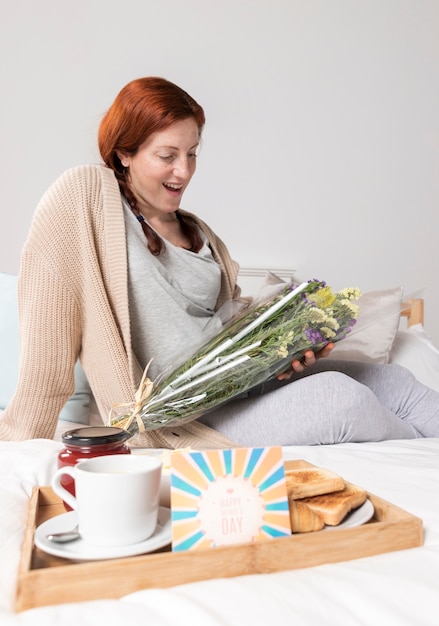 Foto gratuita retrato mujer embarazada sorprendida en casa