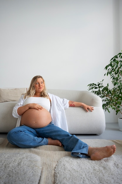 Foto gratuita retrato de una mujer embarazada de talla grande