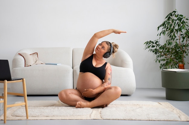 Foto gratuita retrato de una mujer embarazada de talla grande