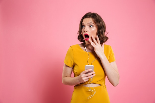 Foto gratuita retrato de una mujer emocionada en auriculares