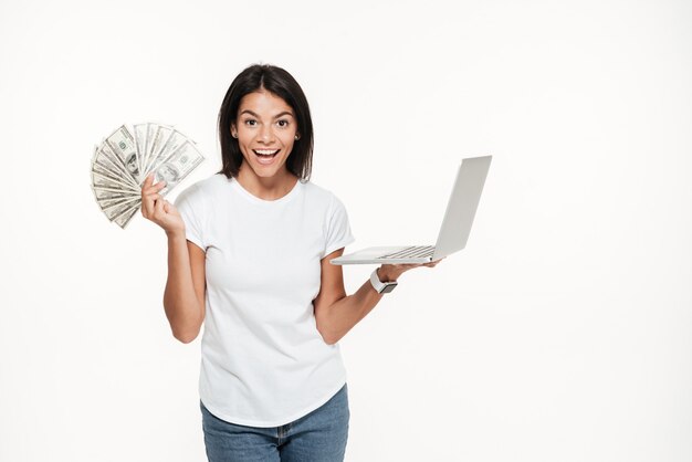 Retrato de una mujer emocionada feliz con ordenador portátil