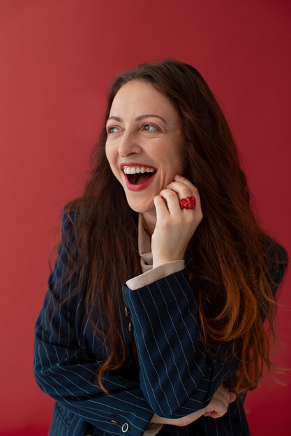 Retrato de mujer emocionada de tiro medio