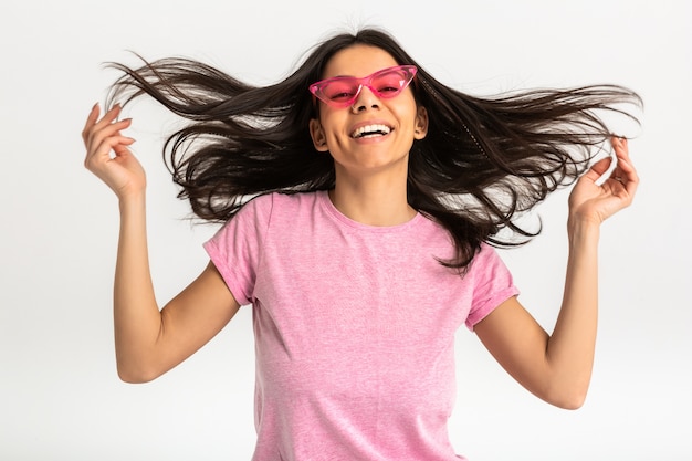 Retrato de mujer emocional muy sonriente en camisa rosa y elegantes gafas de sol, dientes blancos, posando positivo aislado, cabello largo