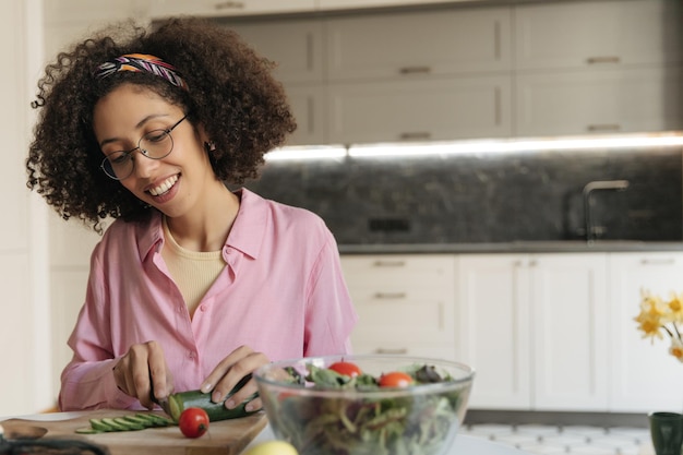 Retrato mujer encantadora cocinando y sonriendo