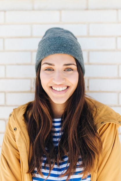 Retrato de mujer encantadora linda con sombrero y chaqueta de punto