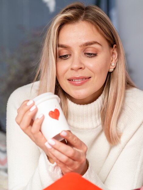 Retrato de mujer encantadora con taza