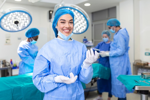 Retrato de mujer enfermera cirujana O miembro del personal vestida con mascarilla quirúrgica y red para el cabello en el quirófano del hospital