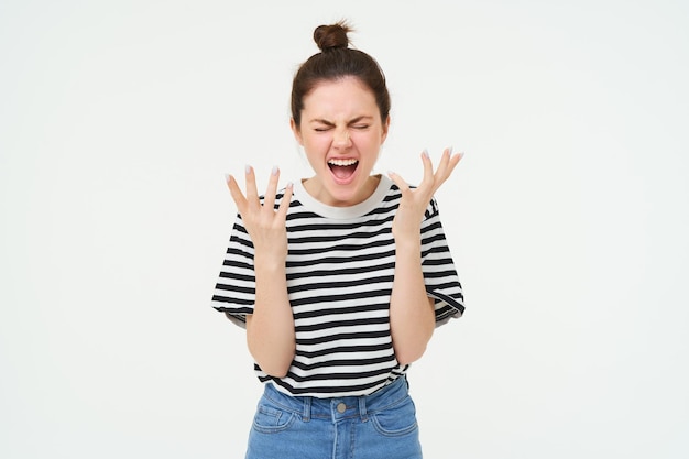 Foto gratuita retrato de una mujer enojada gritando y estrechando las manos perdiendo la paciencia discutiendo de pie sobre blanco