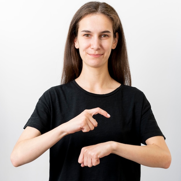 Retrato de mujer enseñando lenguaje de señas