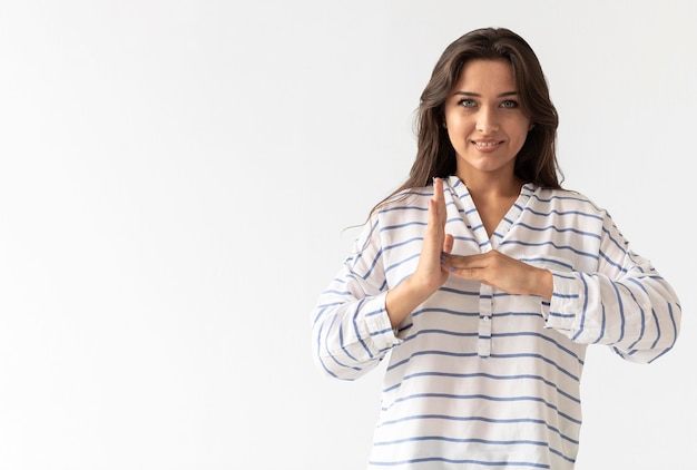 Foto gratuita retrato de mujer enseñando lenguaje de señas