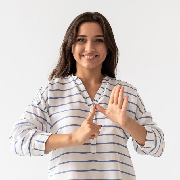 Retrato de mujer enseñando lenguaje de señas