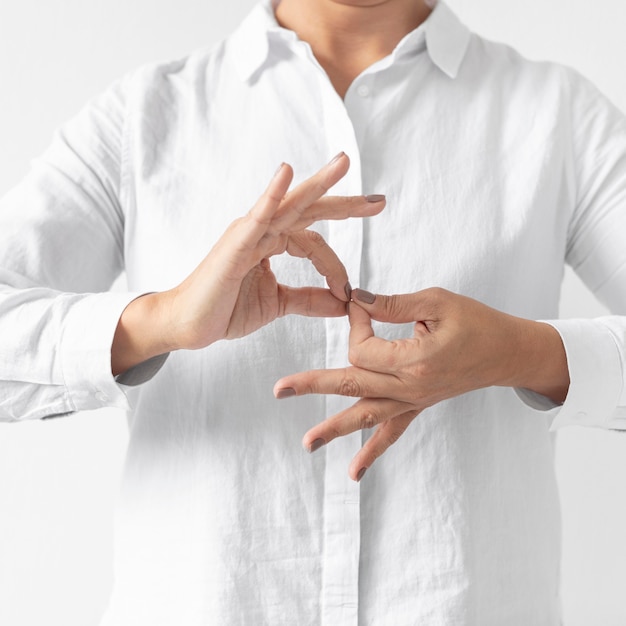 Foto gratuita retrato de mujer enseñando lenguaje de señas