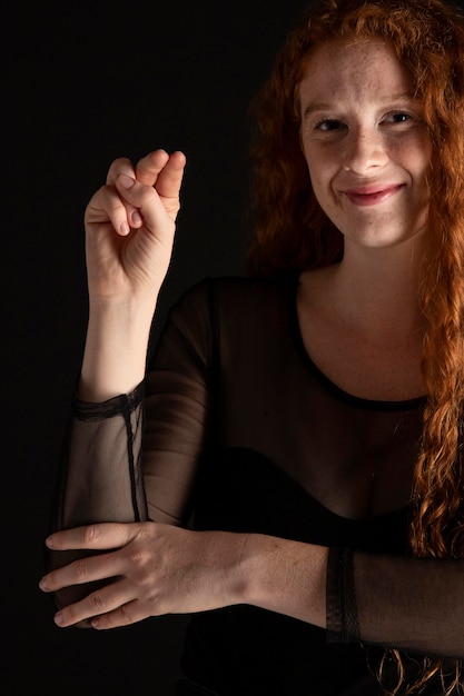 Foto gratuita retrato de una mujer enseñando lenguaje de señas