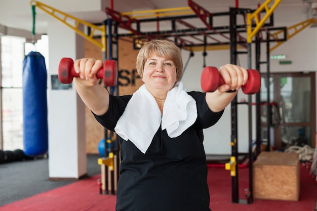 Retrato mujer entrenamiento con pesas