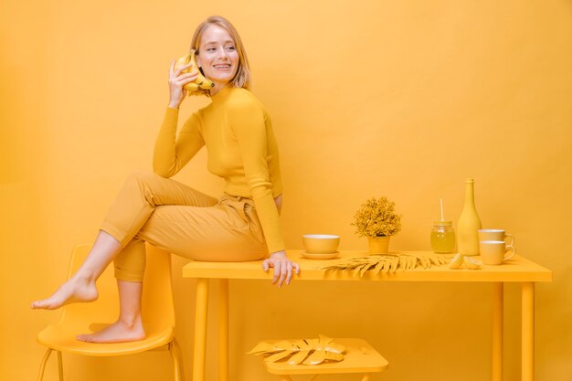 Retrato de mujer en un escenario amarillo