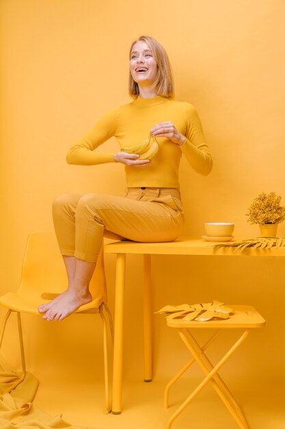 Retrato de mujer en un escenario amarillo