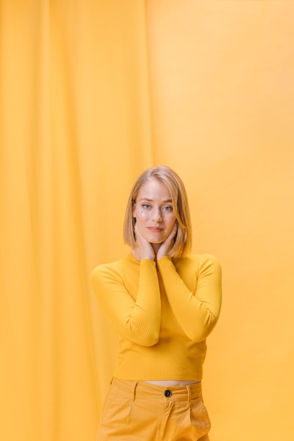 Retrato de mujer en un escenario amarillo