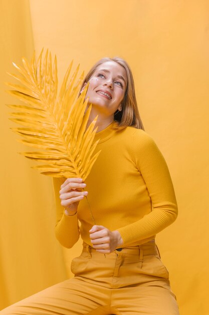 Retrato de mujer en un escenario amarillo