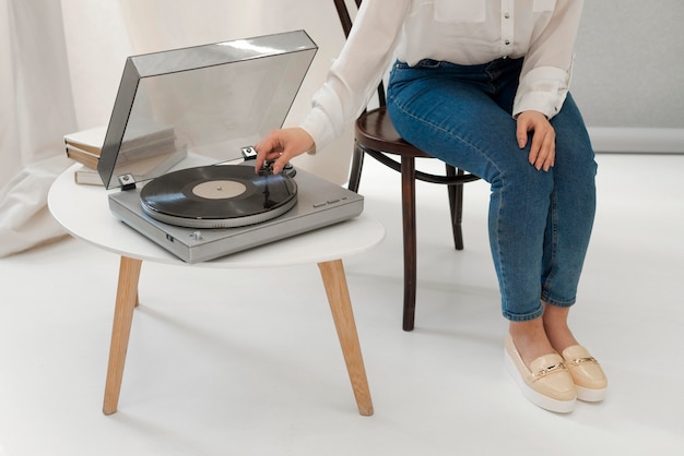 Foto gratuita retrato mujer escuchando música en la recogida