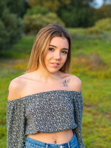 Retrato de una mujer española bastante joven en ropa casual posando en el parque