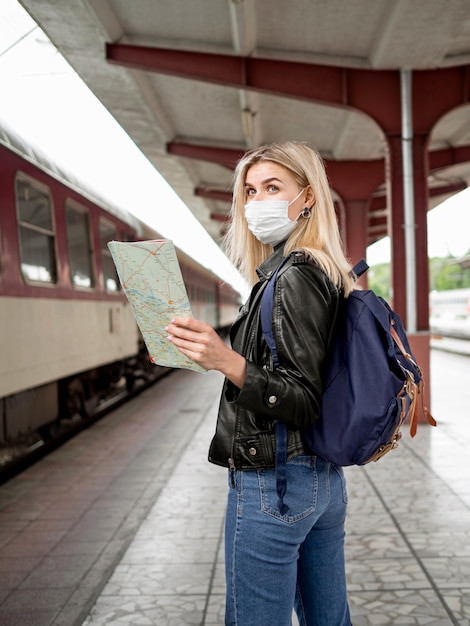 Foto gratuita retrato de mujer en la estación de tren