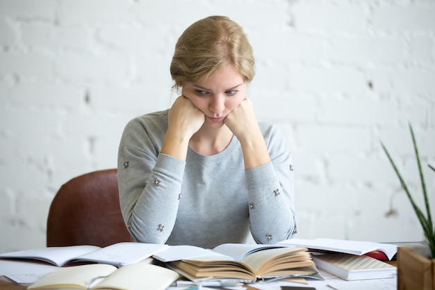 Retrato de una mujer estudiante cansado en el escritorio