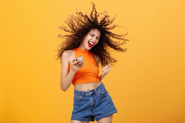 Retrato de mujer europea encantadora alegre despreocupada y feliz con peinado rizado riendo lou ...