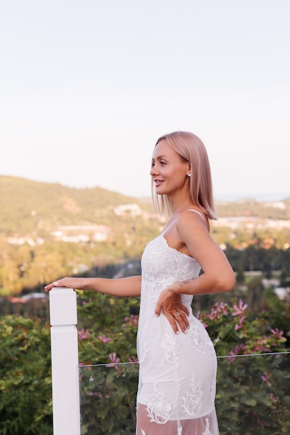 Retrato de mujer europea en vestido de novia con collar y anillo.