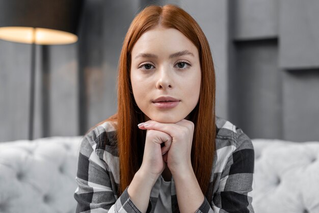 Foto gratuita retrato de mujer con expresión seria