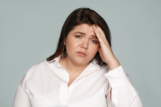 Retrato de una mujer expresiva en el estudio