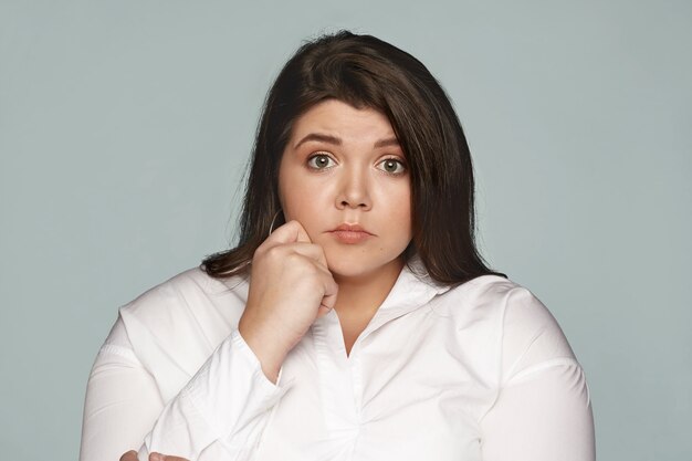 Retrato de una mujer expresiva en el estudio