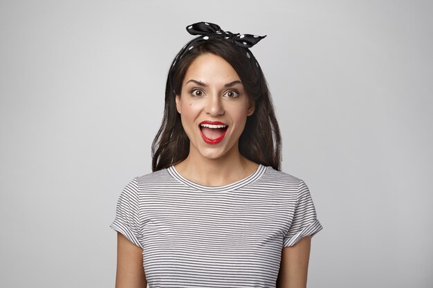 Retrato de una mujer expresiva posando en el estudio