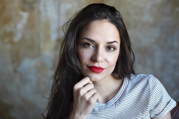 Retrato de una mujer expresiva posando en el estudio