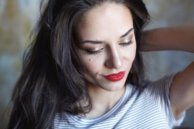 Retrato de una mujer expresiva posando en el estudio