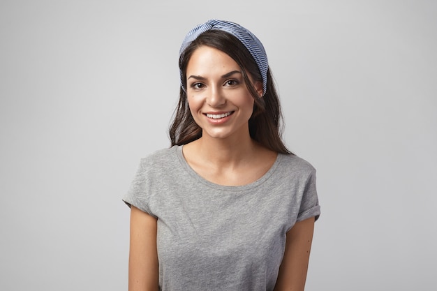 Foto gratuita retrato de una mujer expresiva posando en el estudio