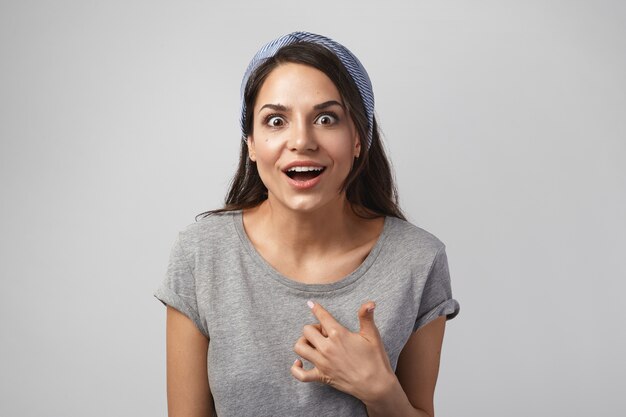 Retrato de una mujer expresiva posando en el estudio